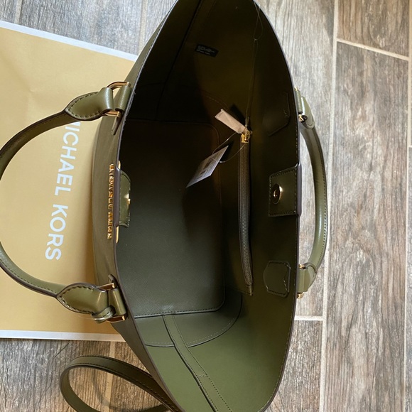 ❗️PRICE DROP ❗️Michael Kors trista duffle tote - Picture 5 of 8